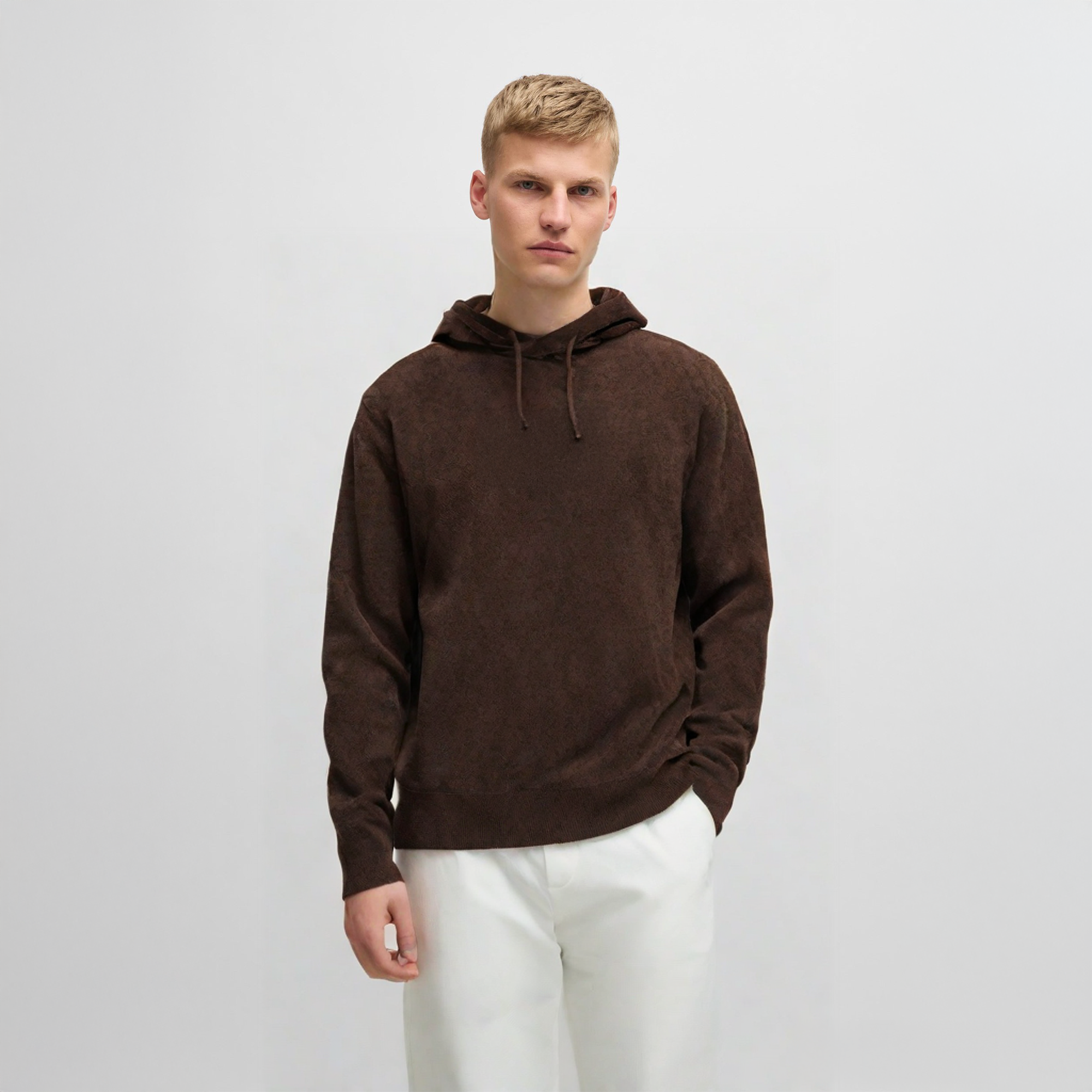 Brun Kashmir Hoodie – Stilren och Bekväm i Högkvalitativt Material  
Upptäck vår Brun Kashmir Hoodie, designad för perfekt passform och tidlös stil. Den är tillverkad av premiumkashmir för enastående komfort, hållbarhet och värme. Perfekt för vardagsbruk, oavsett om du är hemma eller på språng. Med en regular fit och true-to-size design får du både stil och funktion i ett plagg. Ge din garderob ett lyxigt tillskott med denna bruna kashmirhoodie – idealisk för dig som söker kvalitet och elegans.
