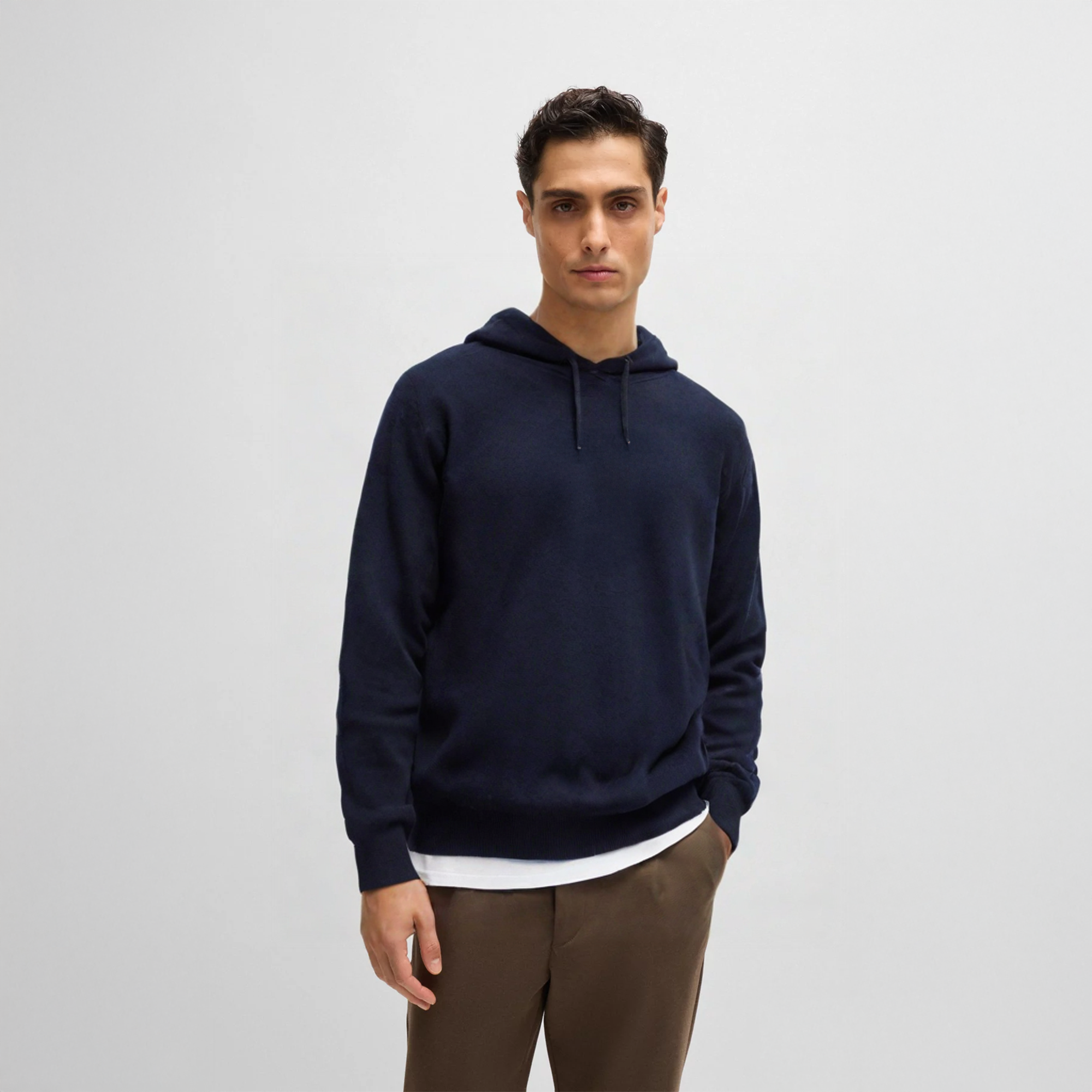 Marinblå Kashmir Hoodie – Klassisk Stil och Lyxig Komfort
Upptäck vår Marinblå Kashmir Hoodie, en perfekt kombination av tidlös design och premiumkvalitet. Den är skapad i regular fit med en true-to-size passform för att ge en bekväm och elegant look. Tillverkad av högkvalitativ kashmir som ger exceptionell komfort, hållbarhet och värme. Denna marinblå hoodie är idealisk för vardagsbruk och passar alla tillfällen, från avslappnade dagar till mer stilrena sammanhang. Höj din garderob med denna lyxiga kashmir