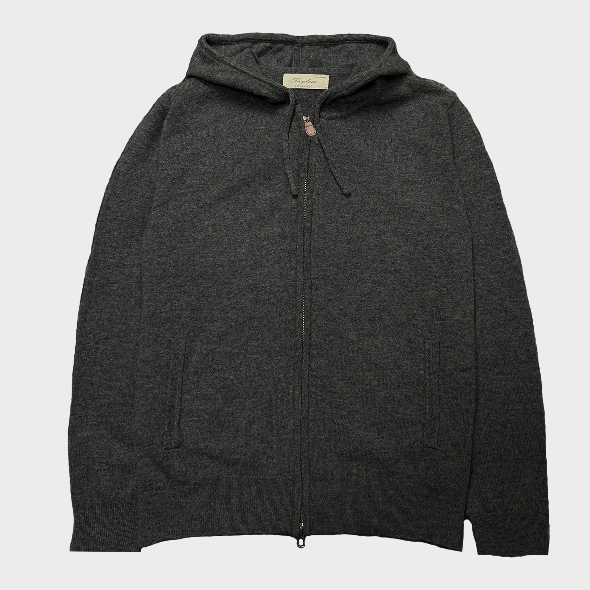 Mörkgrå Kashmir Zip HoodieKashmir Zip Hoodie i regular fit, true to size.
Tillverkad av högkvalitativ kashmir för överlägsen komfort och varaktighet. Idealisk för vardagsbruk.örkgrå Kashmir Zip Hoodie