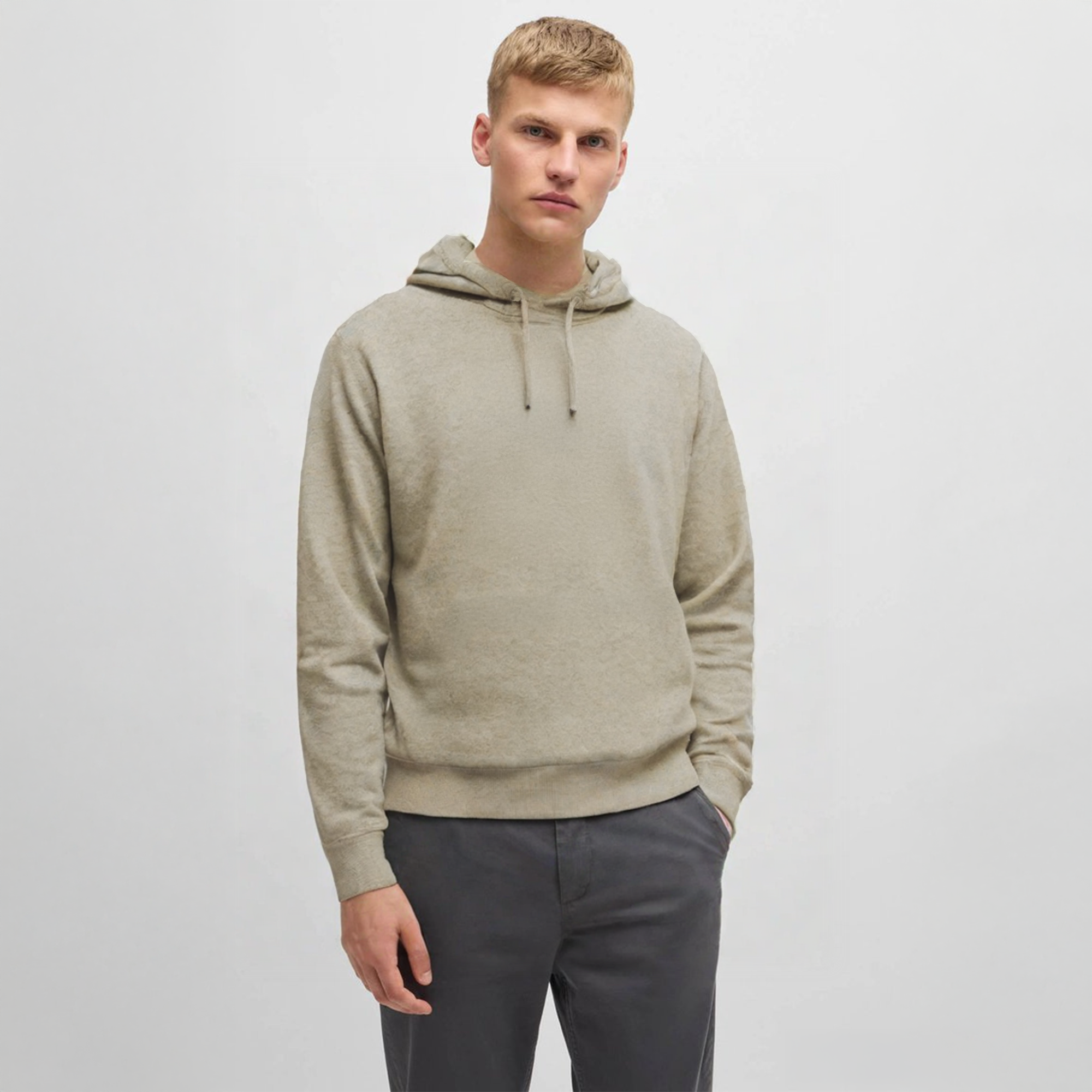 Beige Kashmir Hoodie – Elegant Komfort i Lyxig Design  

Utforska vår Beige Kashmir Hoodie, skapad för en perfekt balans mellan stil och funktion. Med en regular fit och true-to-size passform ger den en avslappnad men stilren look. Tillverkad av högkvalitativ kashmir erbjuder denna hoodie överlägsen komfort, hållbarhet och värme. Perfekt för vardagsbruk och passar lika bra för avslappnade dagar som för mer uppklädda tillfällen. Uppgradera din garderob med denna tidlösa beige kashmirhoodie för en känsla av e