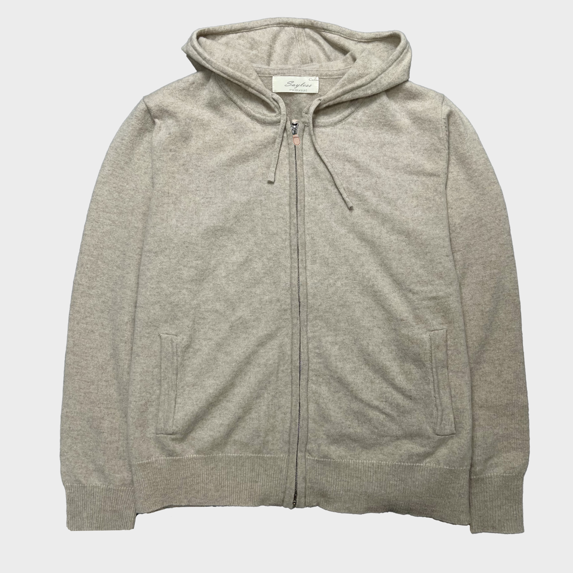 Khaki Kashmir Zip HoodieKashmir Zip Hoodie i regular fit, true to size.
Tillverkad av högkvalitativ kashmir för överlägsen komfort och varaktighet. Idealisk för vardagsbruk.Khaki Kashmir Zip Hoodie