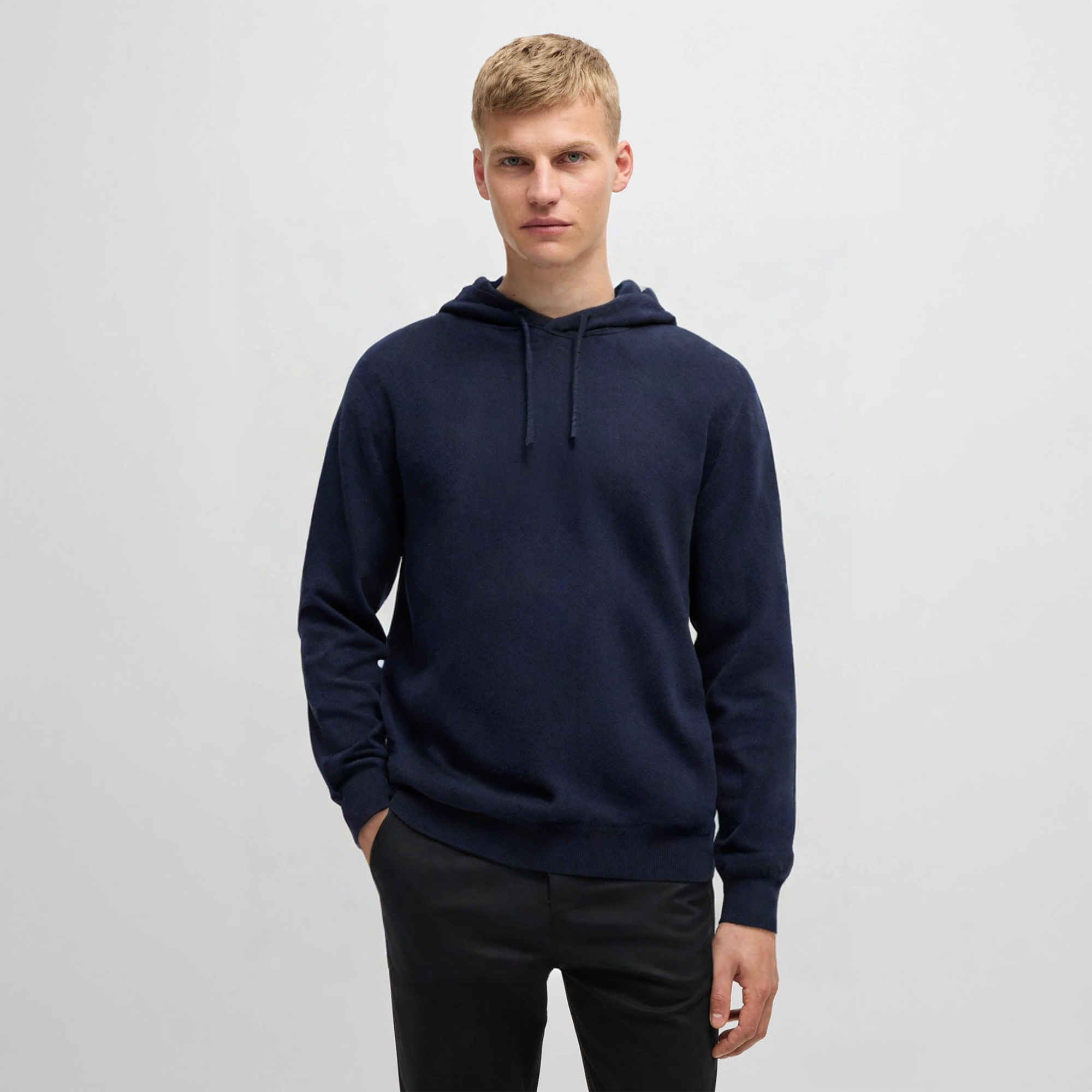 Marinblå Kashmir Hoodie – Klassisk Stil och Lyxig Komfort
Upptäck vår Marinblå Kashmir Hoodie, en perfekt kombination av tidlös design och premiumkvalitet. Den är skapad i regular fit med en true-to-size passform för att ge en bekväm och elegant look. Tillverkad av högkvalitativ kashmir som ger exceptionell komfort, hållbarhet och värme. Denna marinblå hoodie är idealisk för vardagsbruk och passar alla tillfällen, från avslappnade dagar till mer stilrena sammanhang. Höj din garderob med denna lyxiga kashmir