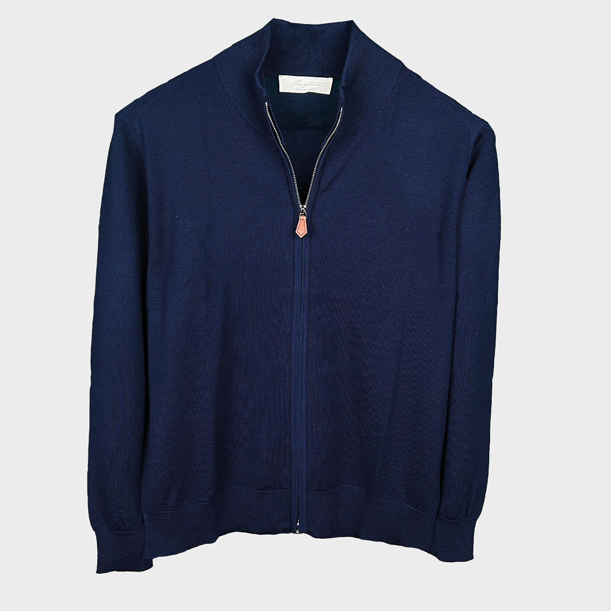  "En Ny Nivå av Stil och Komfort: Upptäck den Marinblå Merino Full-Zip Hoodien för Modern Elegans. Tillverkad med premium merinoull, erbjuder denna hoodie en oslagbar kombination av värme och andningsförmåga, perfekt anpassad för skiftande klimat. Den fullständiga dragkedjan fram ger flexibilitet och enkelhet i styling, medan den djupa marinblå färgen lägger till en rik djuphet och mångsidighet till din garderob. 