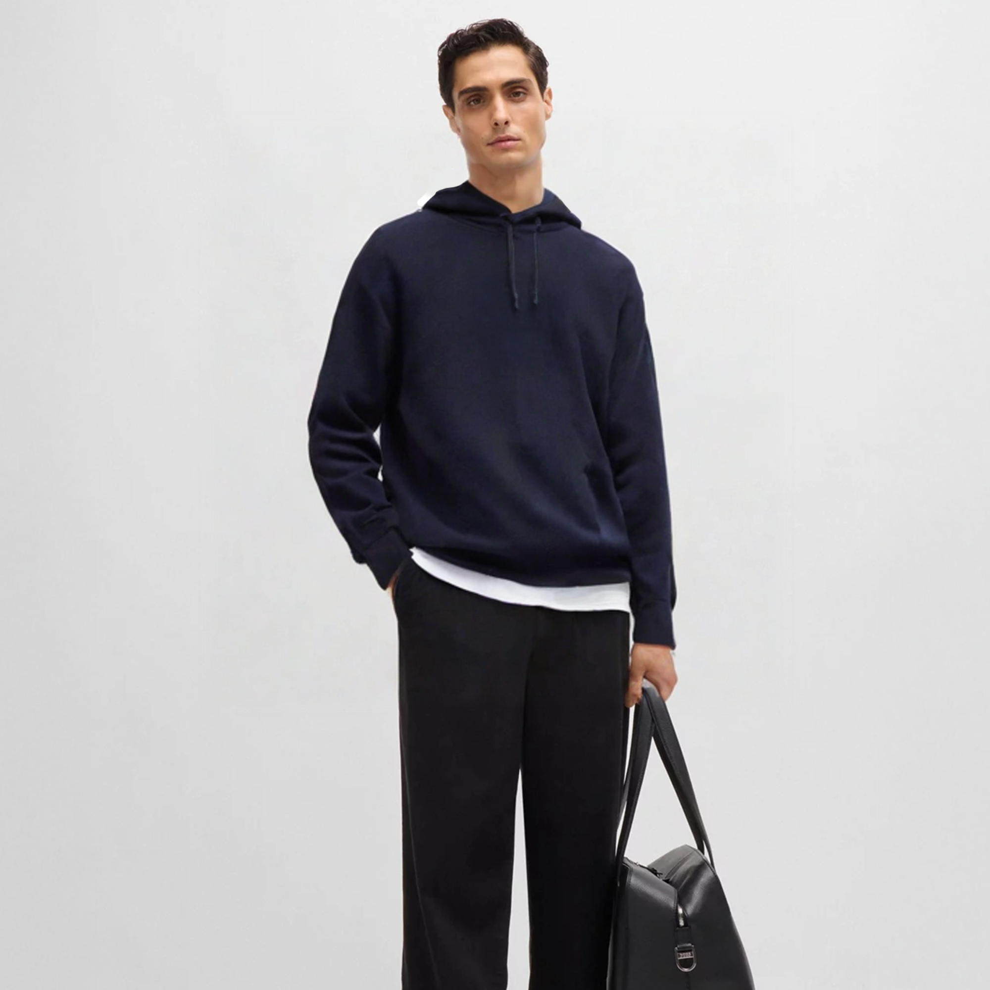 Marinblå Kashmir Hoodie – Klassisk Stil och Lyxig Komfort
Upptäck vår Marinblå Kashmir Hoodie, en perfekt kombination av tidlös design och premiumkvalitet. Den är skapad i regular fit med en true-to-size passform för att ge en bekväm och elegant look. Tillverkad av högkvalitativ kashmir som ger exceptionell komfort, hållbarhet och värme. Denna marinblå hoodie är idealisk för vardagsbruk och passar alla tillfällen, från avslappnade dagar till mer stilrena sammanhang. Höj din garderob med denna lyxiga kashmir