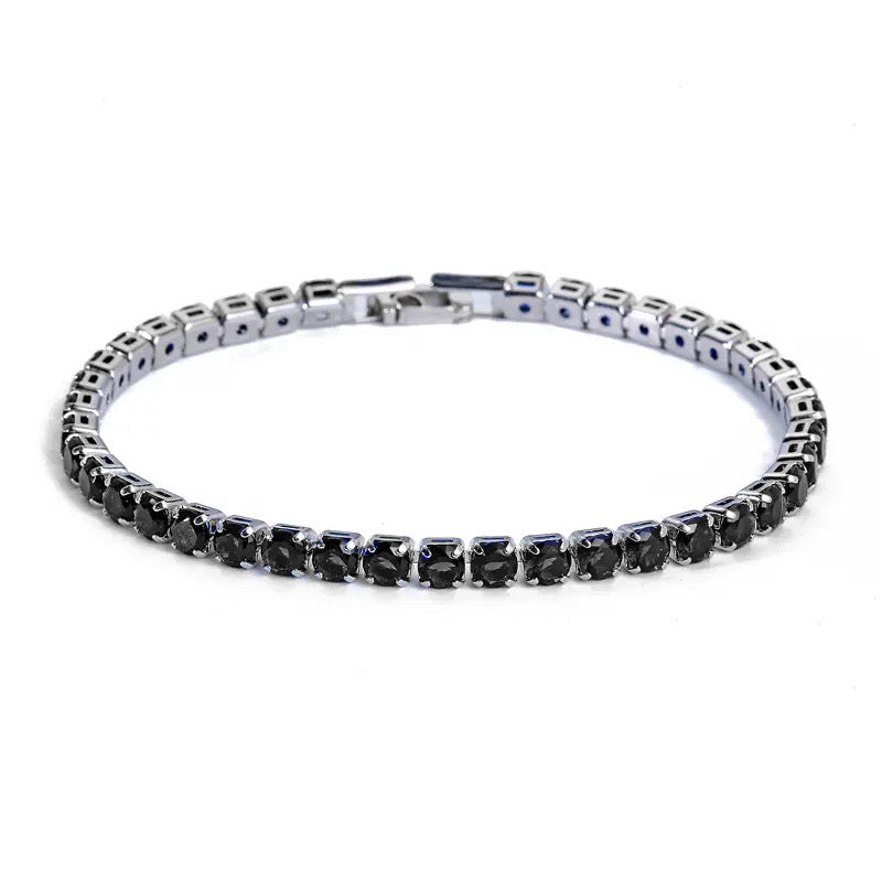 Sayless Tennisarmband SvartDetta eleganta tennisarmband har en tidlös design med cubic zirconia stenar som ger ett gnistrande och elegant utseende. Med sin mångsidighet kan detta tunna armbandSayless Tennisarmband Svart